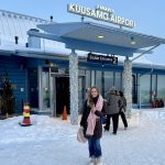 Ein wenig müde aber glücklich: Ankunft in Finnland am Flughafen Kuusamo bei -24 Grad Celsius.