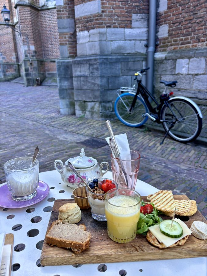 Café PHILIPSE in einer Seitengasse der Stevenskerk